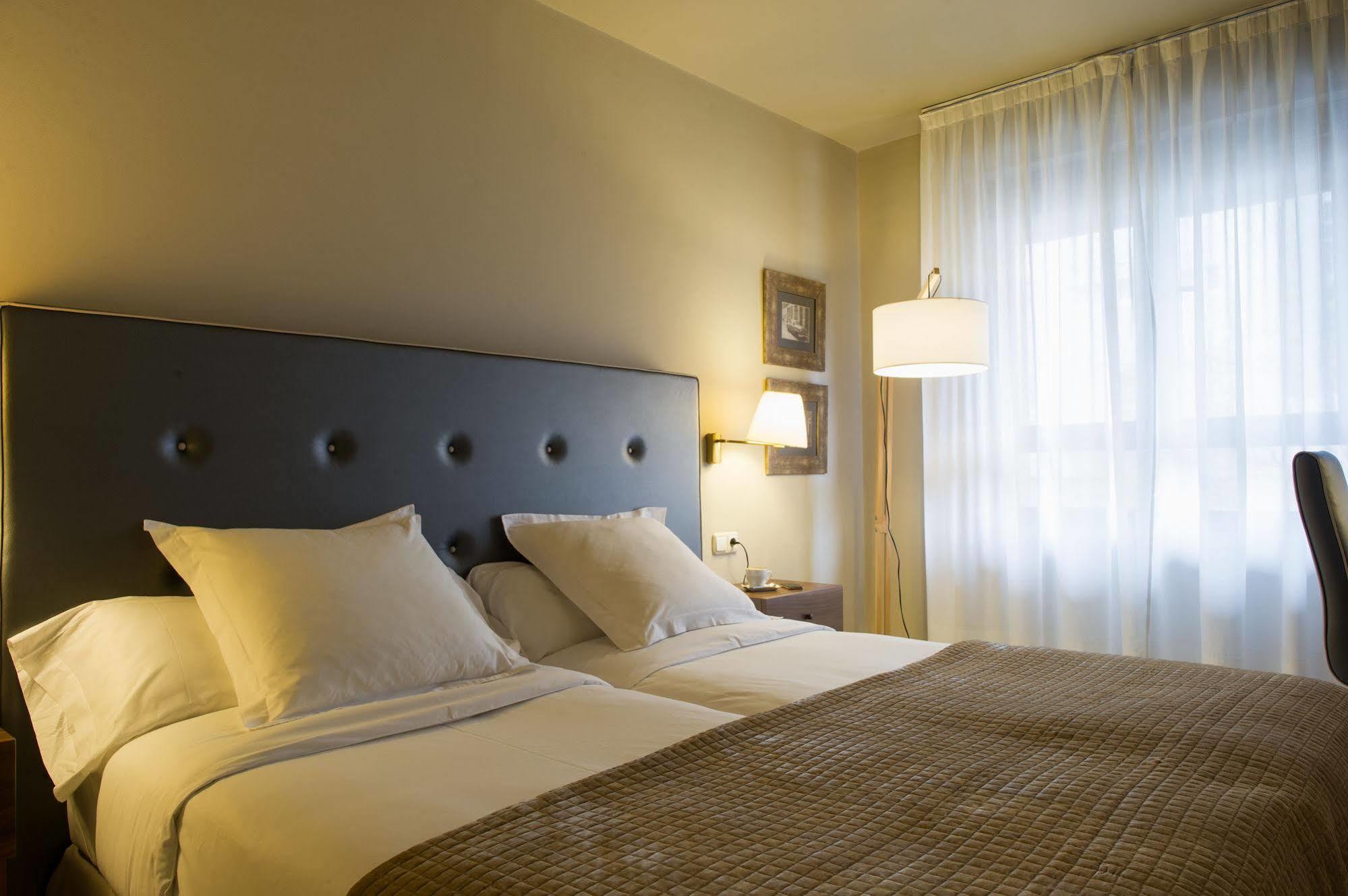 Hotel Pamplona Plaza Екстер'єр фото