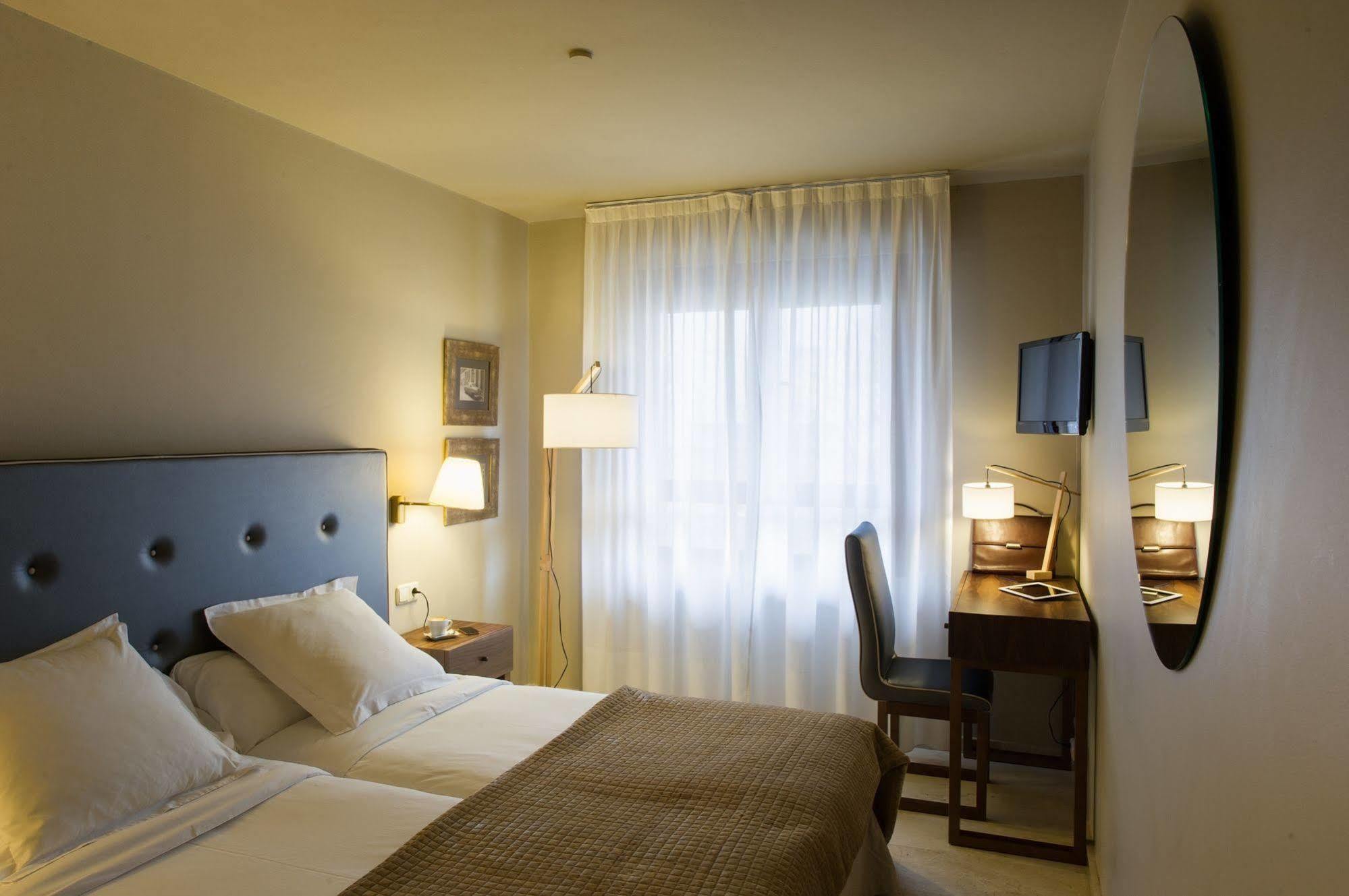 Hotel Pamplona Plaza Екстер'єр фото